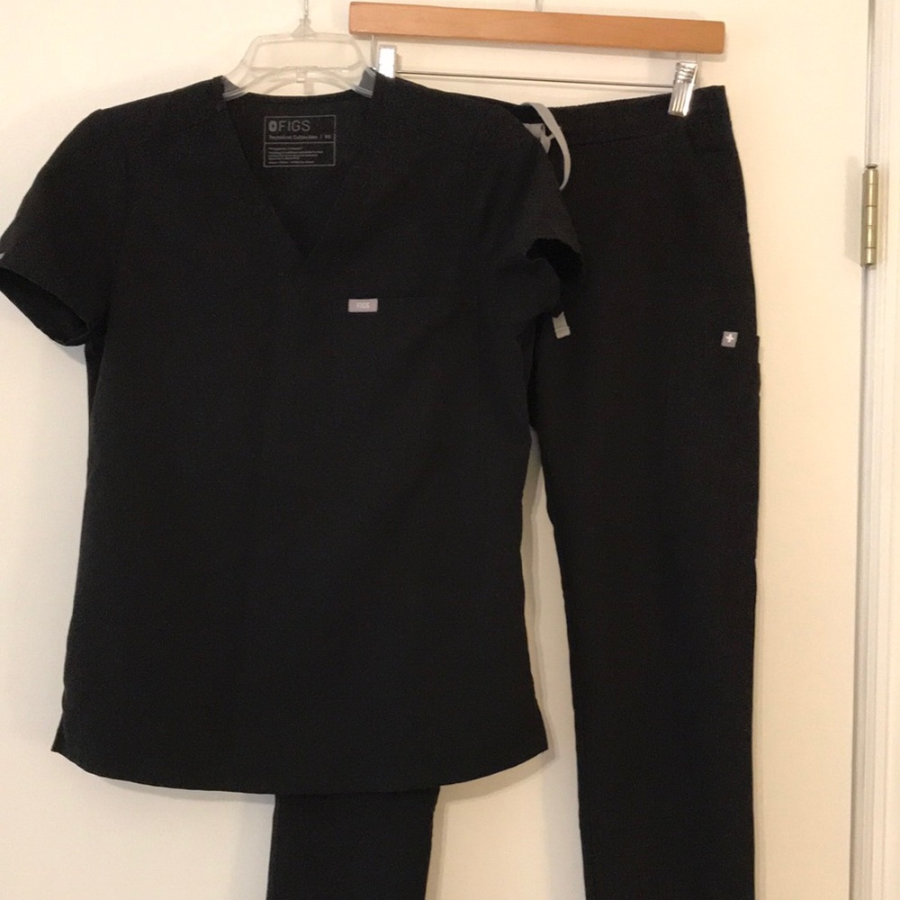 Figs scrub top and bottom